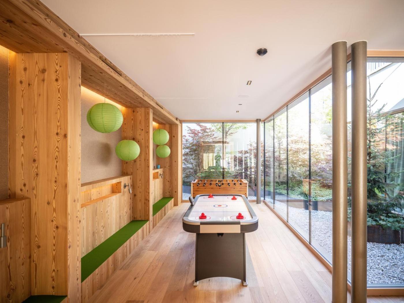 ריסקונה Falkensteiner Hotel Kronplatz - The Leading Hotels Of The World (Adults Only) מראה חיצוני תמונה The interior of the game room