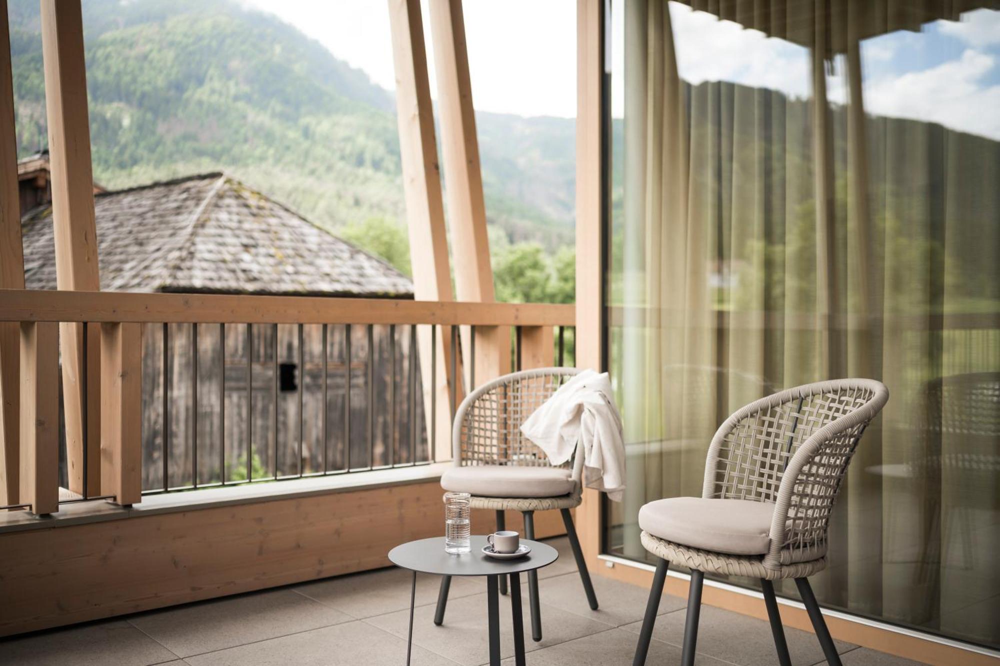 ריסקונה Falkensteiner Hotel Kronplatz - The Leading Hotels Of The World (Adults Only) חדר תמונה A balcony at the Hotel