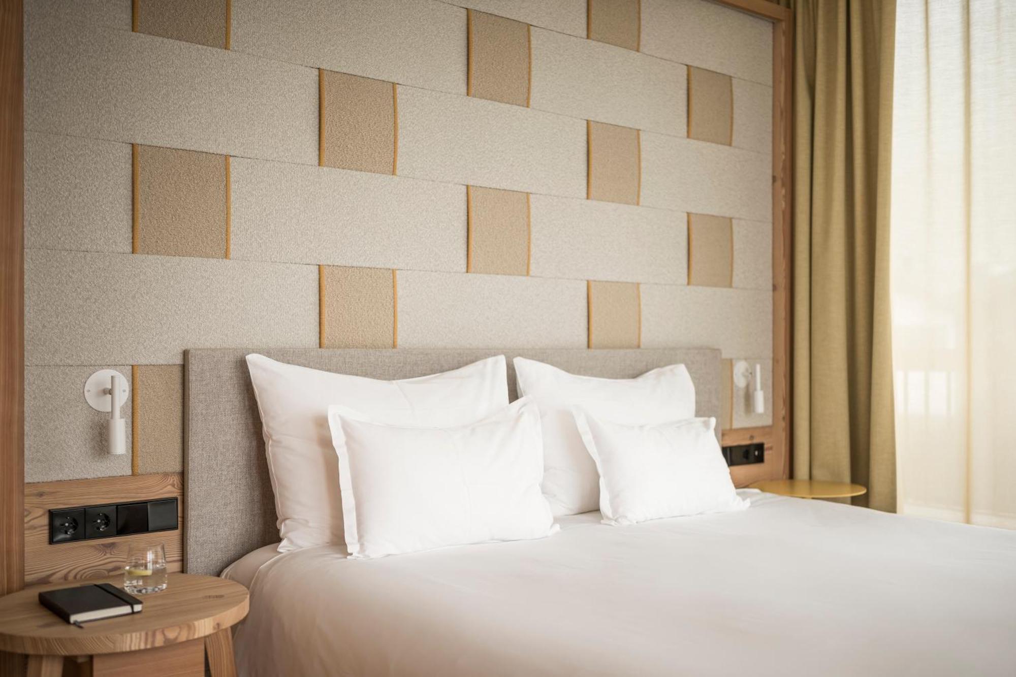 ריסקונה Falkensteiner Hotel Kronplatz - The Leading Hotels Of The World (Adults Only) מראה חיצוני תמונה A bedroom at the hotel