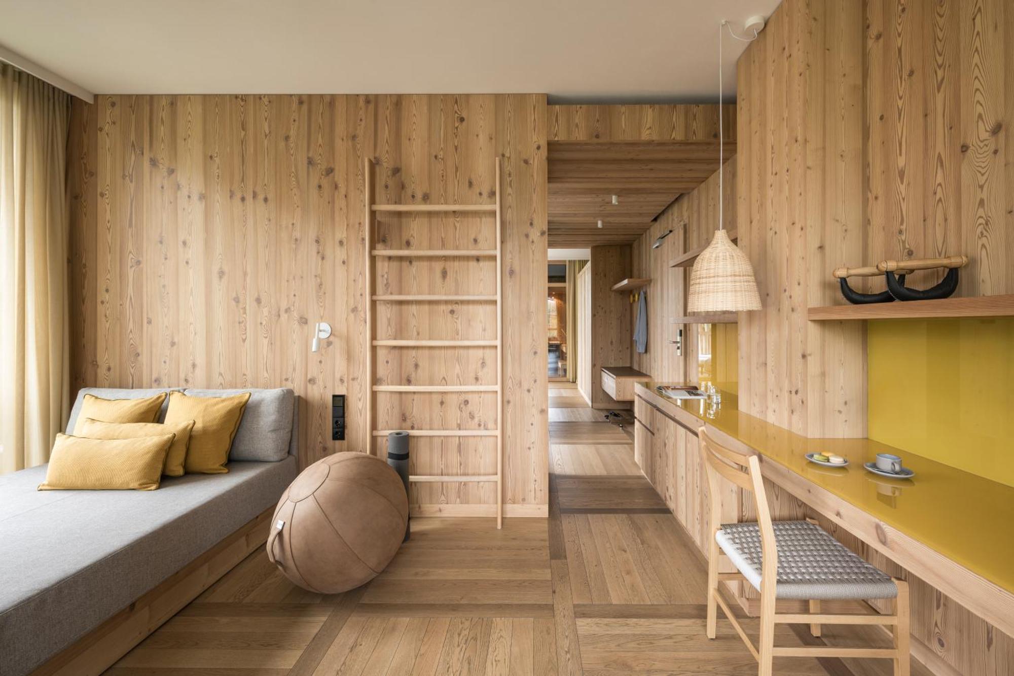 ריסקונה Falkensteiner Hotel Kronplatz - The Leading Hotels Of The World (Adults Only) מראה חיצוני תמונה Interior of a room at the Hotel de la Couronne