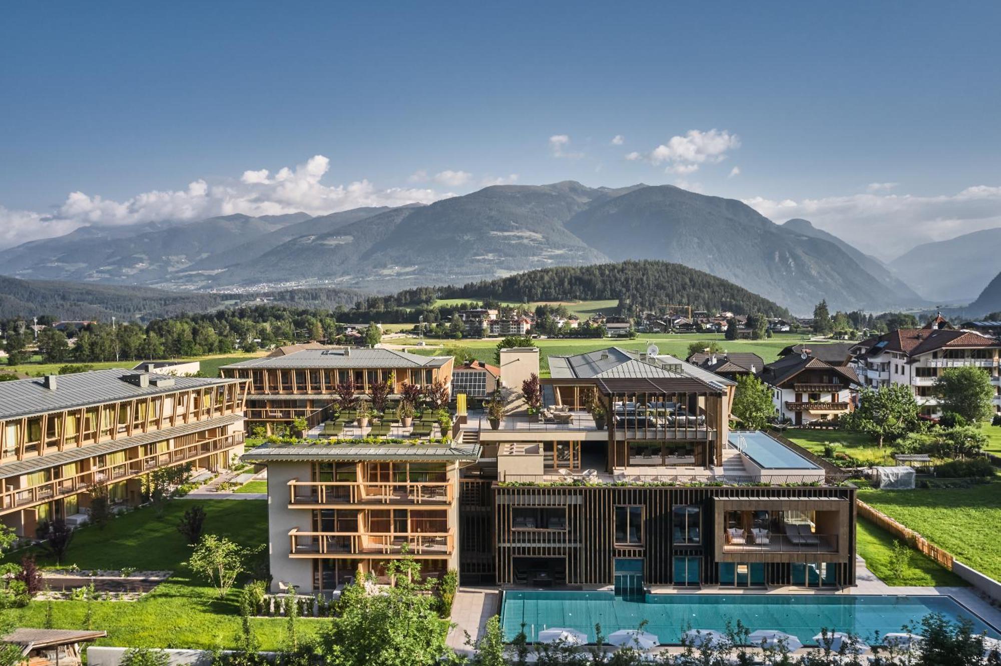ריסקונה Falkensteiner Hotel Kronplatz - The Leading Hotels Of The World (Adults Only) מראה חיצוני תמונה